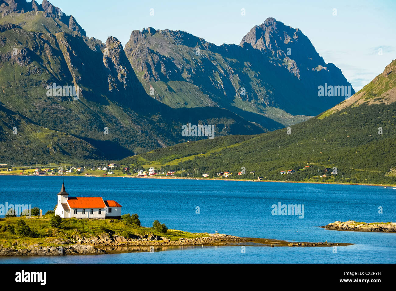 Norvegia, Lofoten. Kapell Sildpollnes (cappella) si trova a Austnesfjorden a nord di Svolvaer. Foto Stock