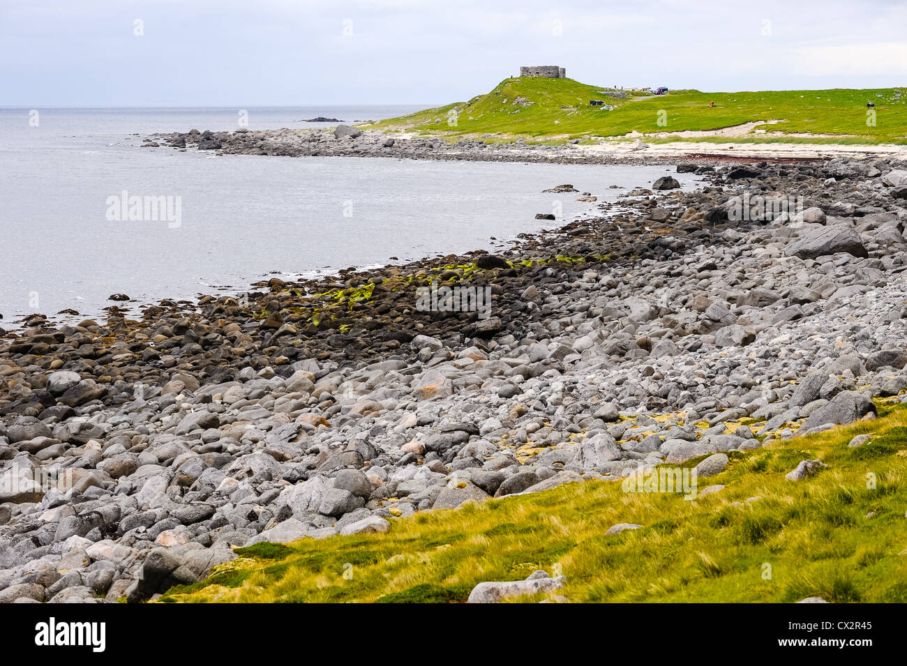 Norvegia, Lofoten. Lunga spiaggia di ghiaia. La fortificazione Borga su Eggum era un tedesco stazione radar durante la seconda guerra mondiale. Foto Stock