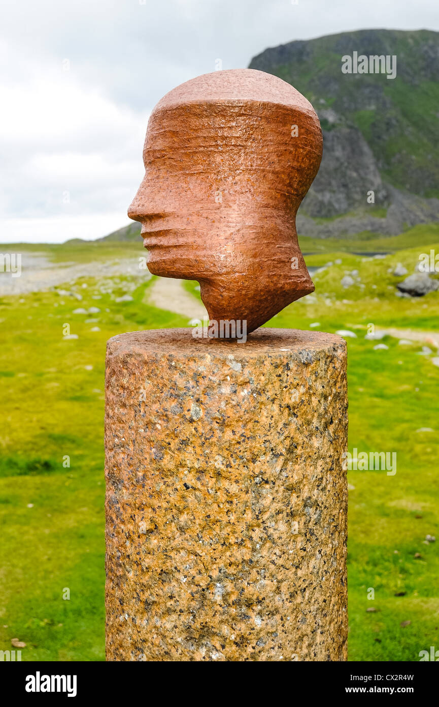 Eggum si trova sul lato nord di Vestvågøya. Questa scultura, la testa cambia forma 16 volte come si cammina intorno ad esso. Foto Stock