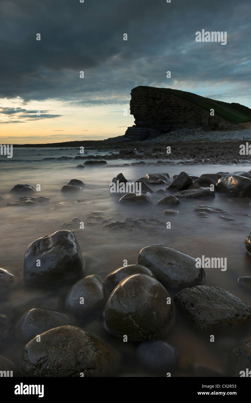 Twilight supera Nash punto sulla Glamorgan Heritage Coast, Wales, Regno Unito. Estate (Agosto 2012). Foto Stock
