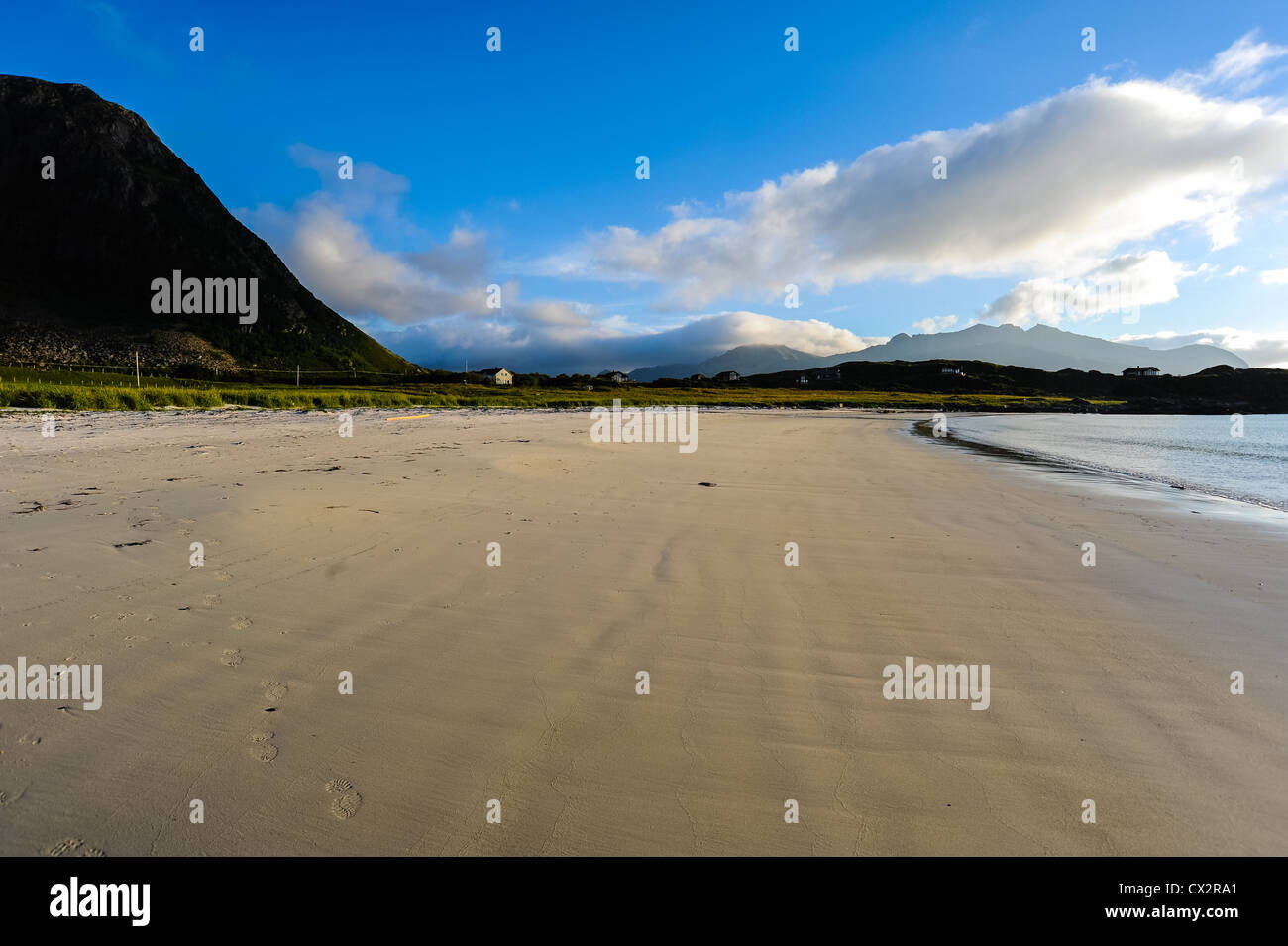 Norvegia, Lofoten. Il paesaggio costiero a Hov, nella parte settentrionale di Gimsøy. Un bel wihe spiaggia di sabbia. Foto Stock