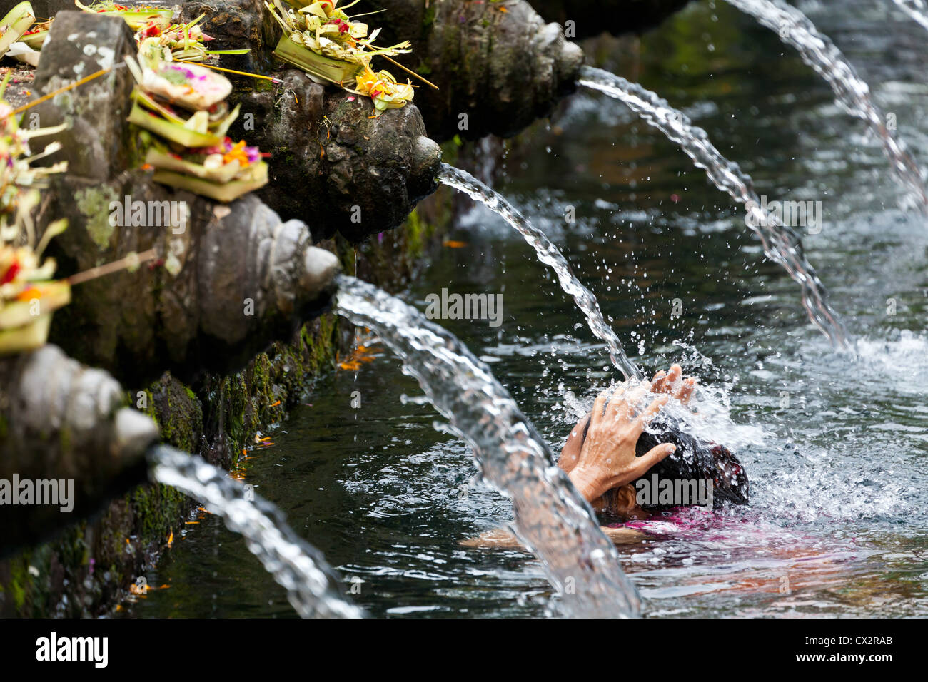 Lavaggio rituale nel Tempio Tirtha Emphul di Bali Foto Stock