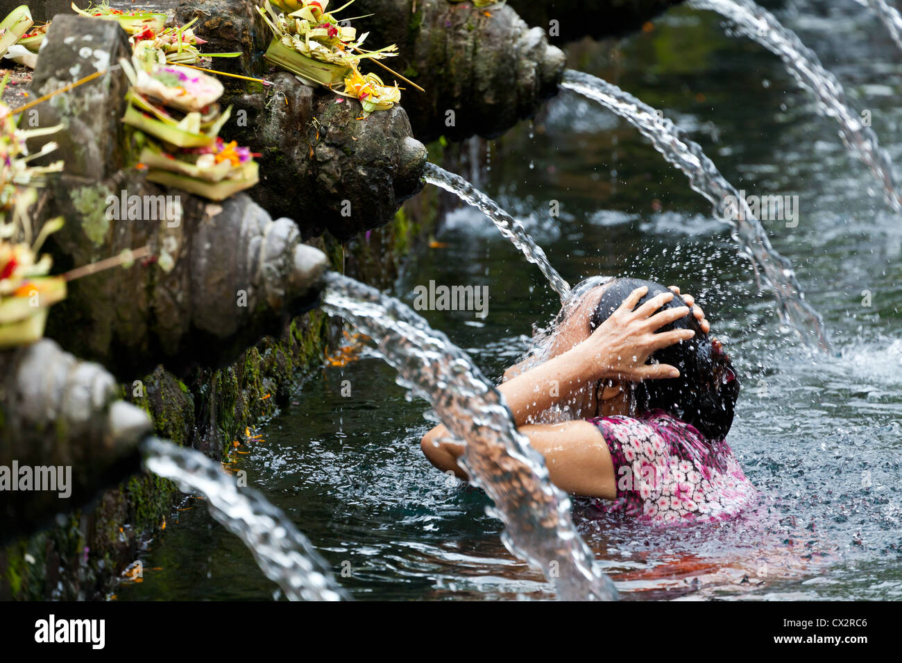 Lavaggio rituale nel Tempio Tirtha Emphul di Bali Foto Stock