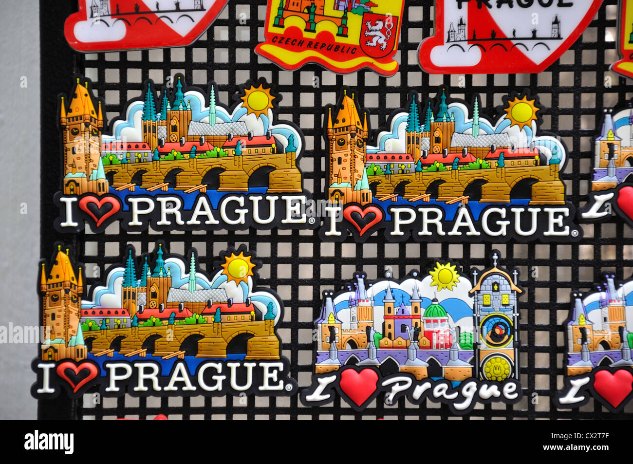 In prossimità dei magneti per il frigo e il negozio di souvenir da Praga, Repubblica Ceca. Foto Stock