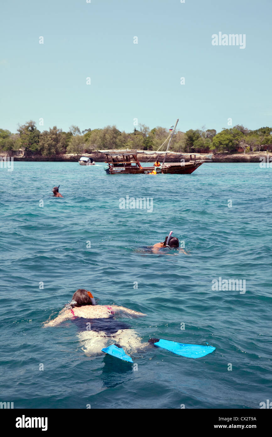 Snorkeling Africa; persone snorkeling nell'Oceano Indiano, isola della prigione, Zanzibar Africa Foto Stock