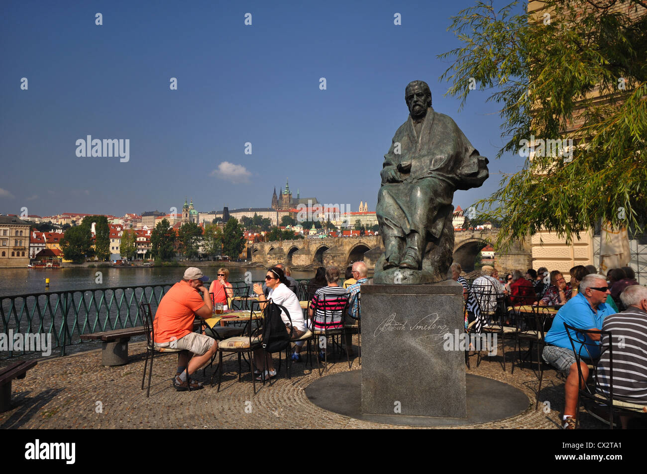 I turisti rilassante a Praga Repubblica Ceca, nella parte anteriore della statua di Bedrich Smetana, compositore di musica ceca Foto Stock