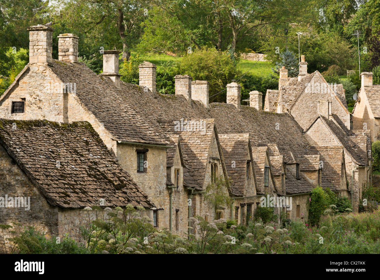 Pittoreschi cottage a Arlington fila in Cotswolds village di Bibury, Gloucestershire, Inghilterra. Estate (settembre 2012). Foto Stock