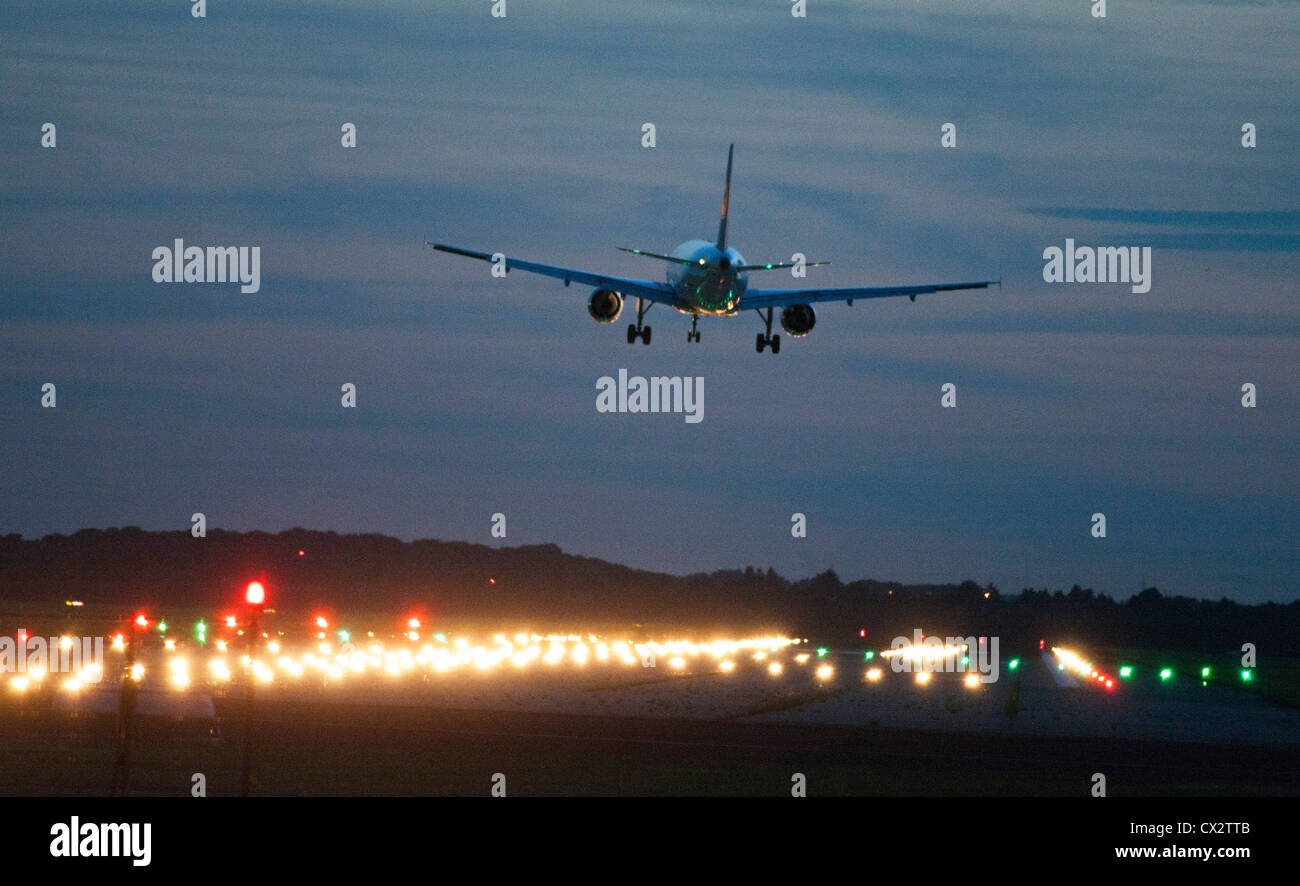 Aereo passeggeri avvicinando l'Aeroporto Internazionale di Düsseldorf. Germania. Foto Stock