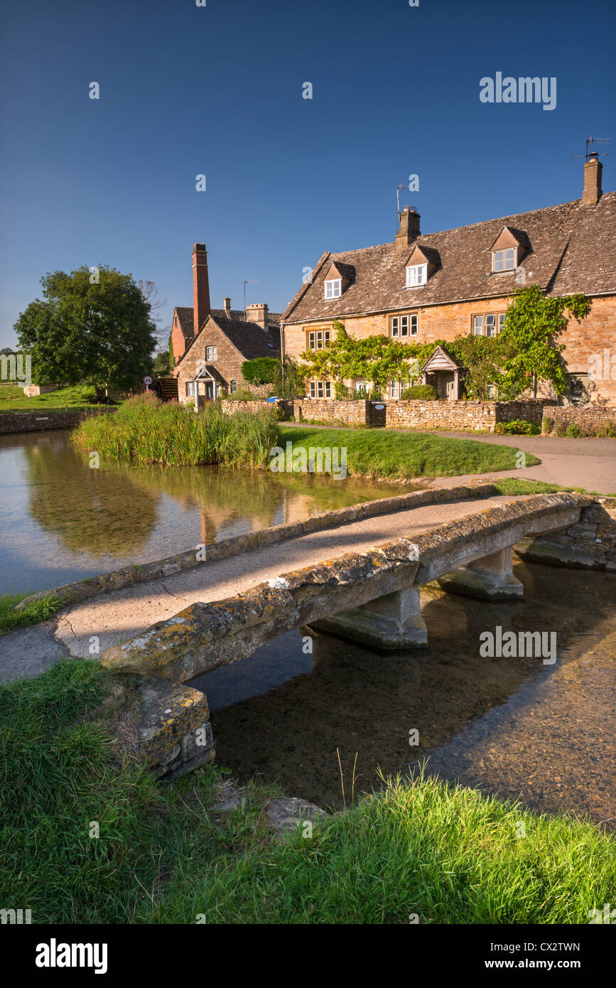 Passerella di pietra e case nel pittoresco Cotswolds village di Lower Slaughter, Gloucestershire, Inghilterra. Settembre 2012. Foto Stock