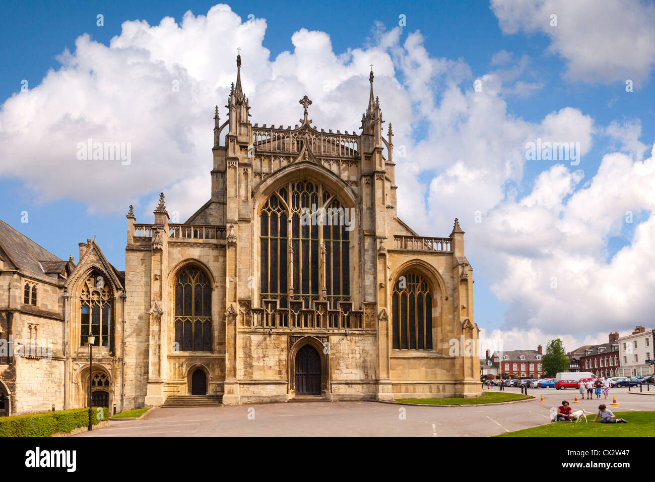 La cattedrale di Gloucester, il fronte ovest in una bella giornata di primavera, gente seduta sull'erba Foto Stock