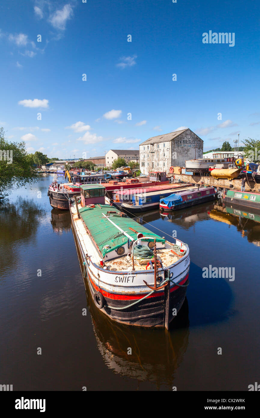 Un vecchio barcone sul canal a Wakefield, West Yorkshire, Inghilterra Foto Stock