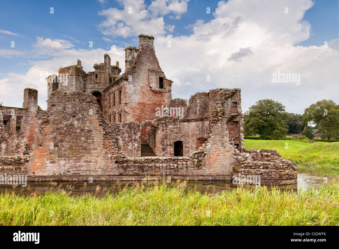 Una vista di Caerlaverock Castle, che mostra chiaramente la casa dentro le mura difensive, tipicamente un castello scozzese design. Foto Stock