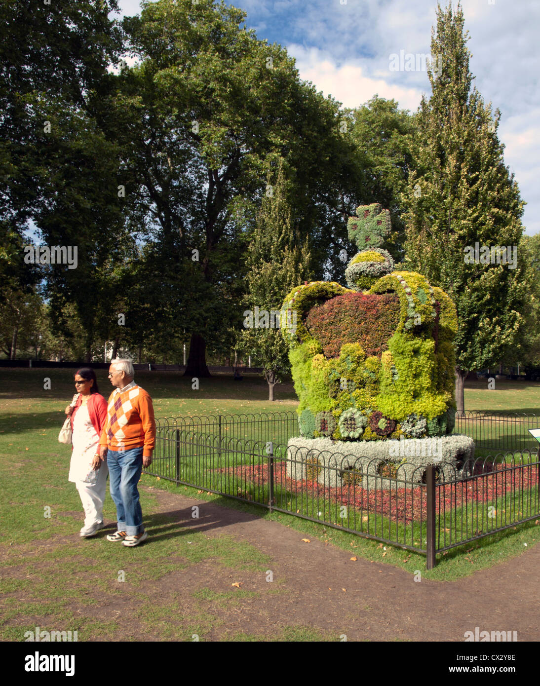 Gigantesca corona floreale per commemorare la Regina Elisabetta di Diamante Giubileo, il St James Park, City of Westminster, Londra, Inghilterra, Regno Unito Foto Stock