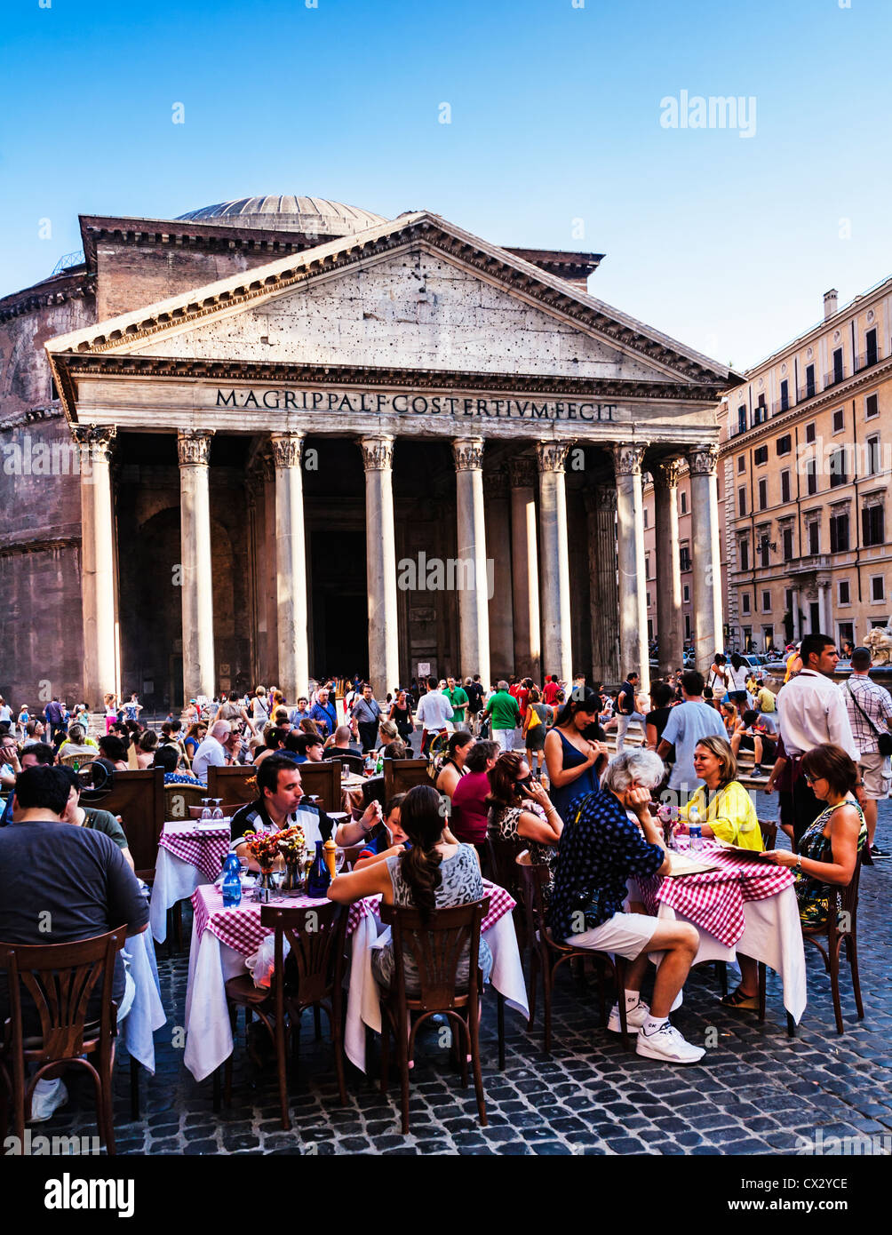 Piazza della Rotonda street cafe e il Pantheon, Lazio, Roma, Italia Foto Stock