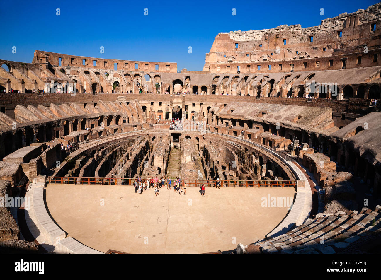 Guardando verso il basso all'interno delle rovine romane del Colosseo anfiteatro, Lazio, Roma, Italia. Foto Stock