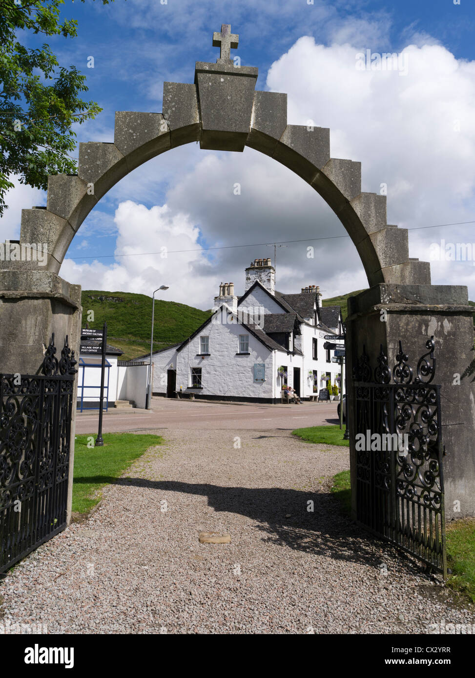 dh Scottish White Hotel KILMARTIN ARGYLL Parish Church Gate Arch scozia Foto Stock