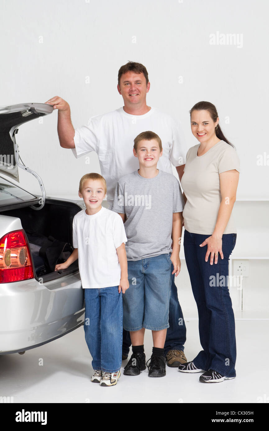 La Famiglia Felice In Piedi Accanto Alla Macchina Di Famiglia E Pronto Per Un Divertente Viaggio Su Strada Foto Stock Alamy