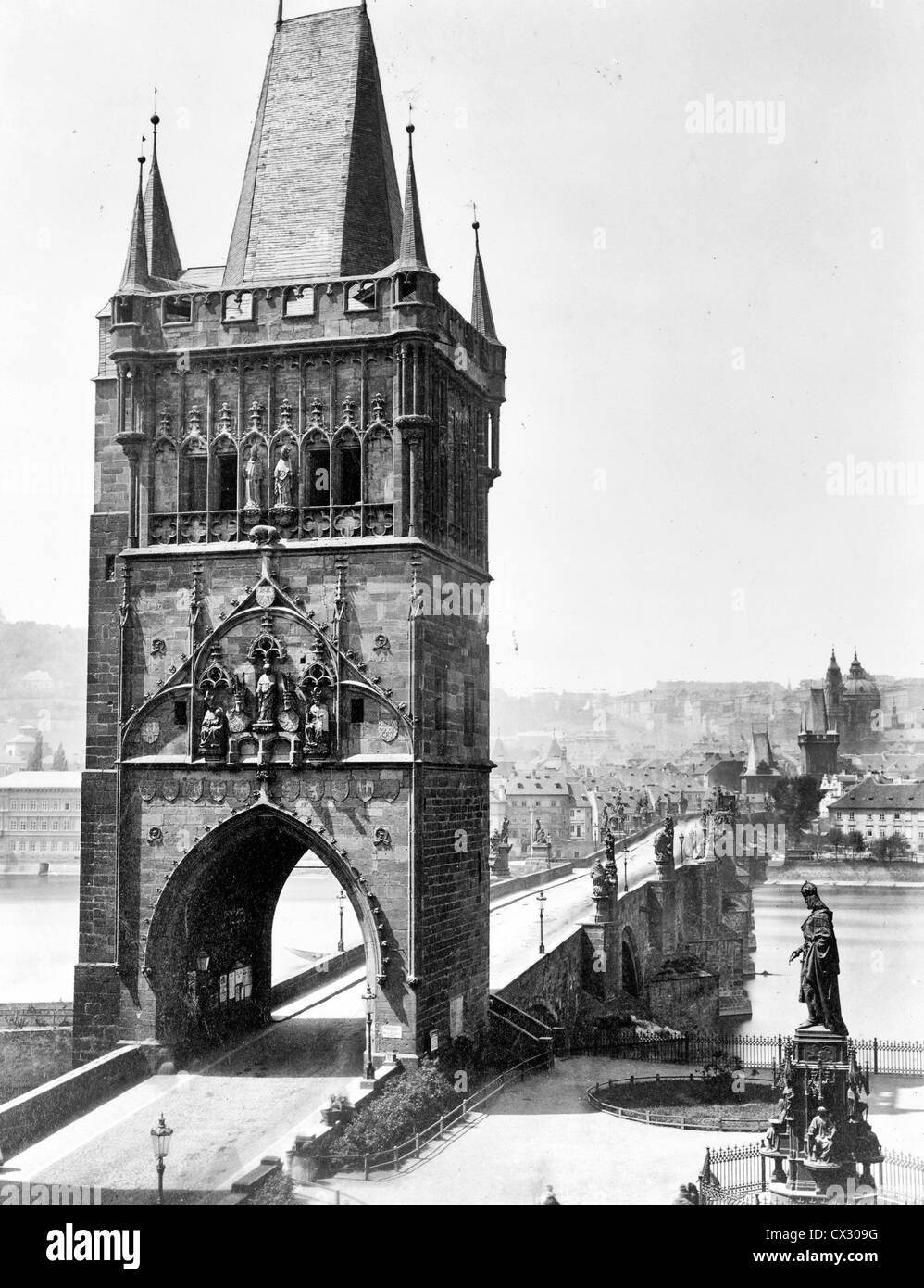 Praga. Torre al fine di Karl's Brucke Tower alla fine del Ponte Carlo, guardando verso la parte destra della Moldava, circa 1880 Foto Stock