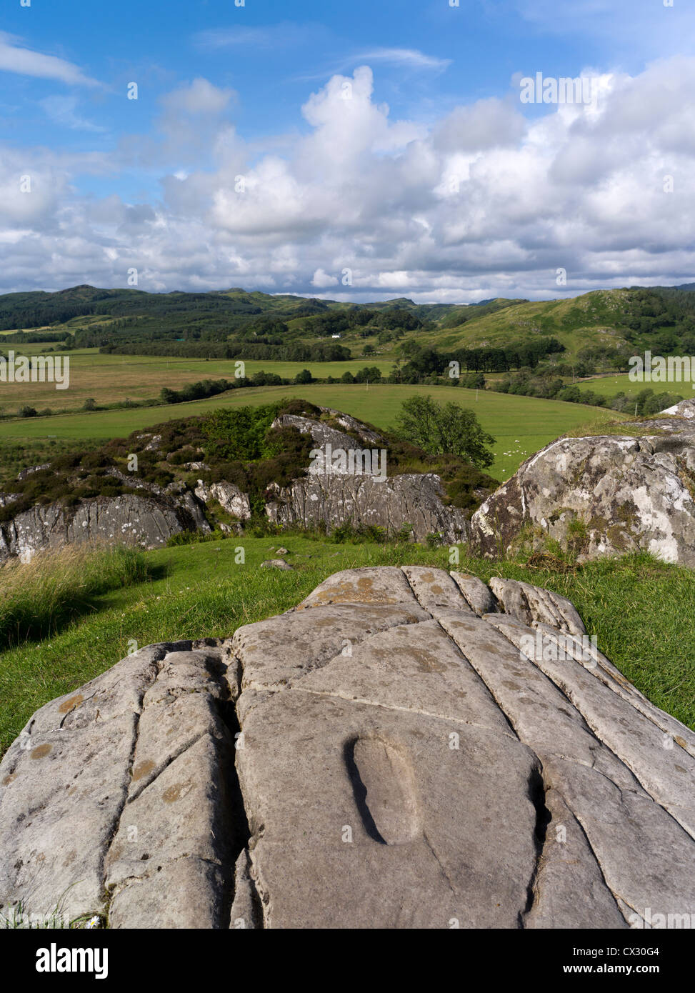 Dh Kilmartin Glen DUNADD ARGYLL footprint di pietra Dunadd Hillfort falesia fort Dalriada Foto Stock