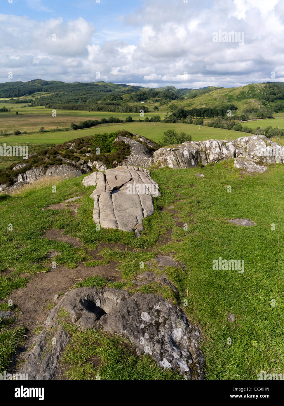 Dh Kilmartin Glen DUNADD ARGYLL tazza di pietra e ingombro Hillfort Dunadd falesia fort Dalriada Foto Stock
