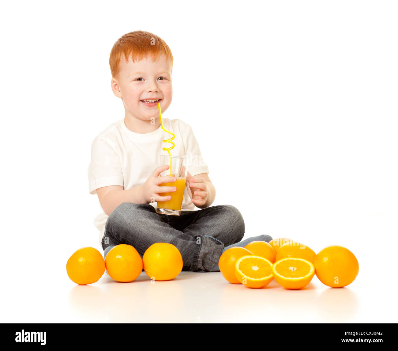 I capelli rossi boy con ornage succo di arance e isolato su bianco Foto Stock