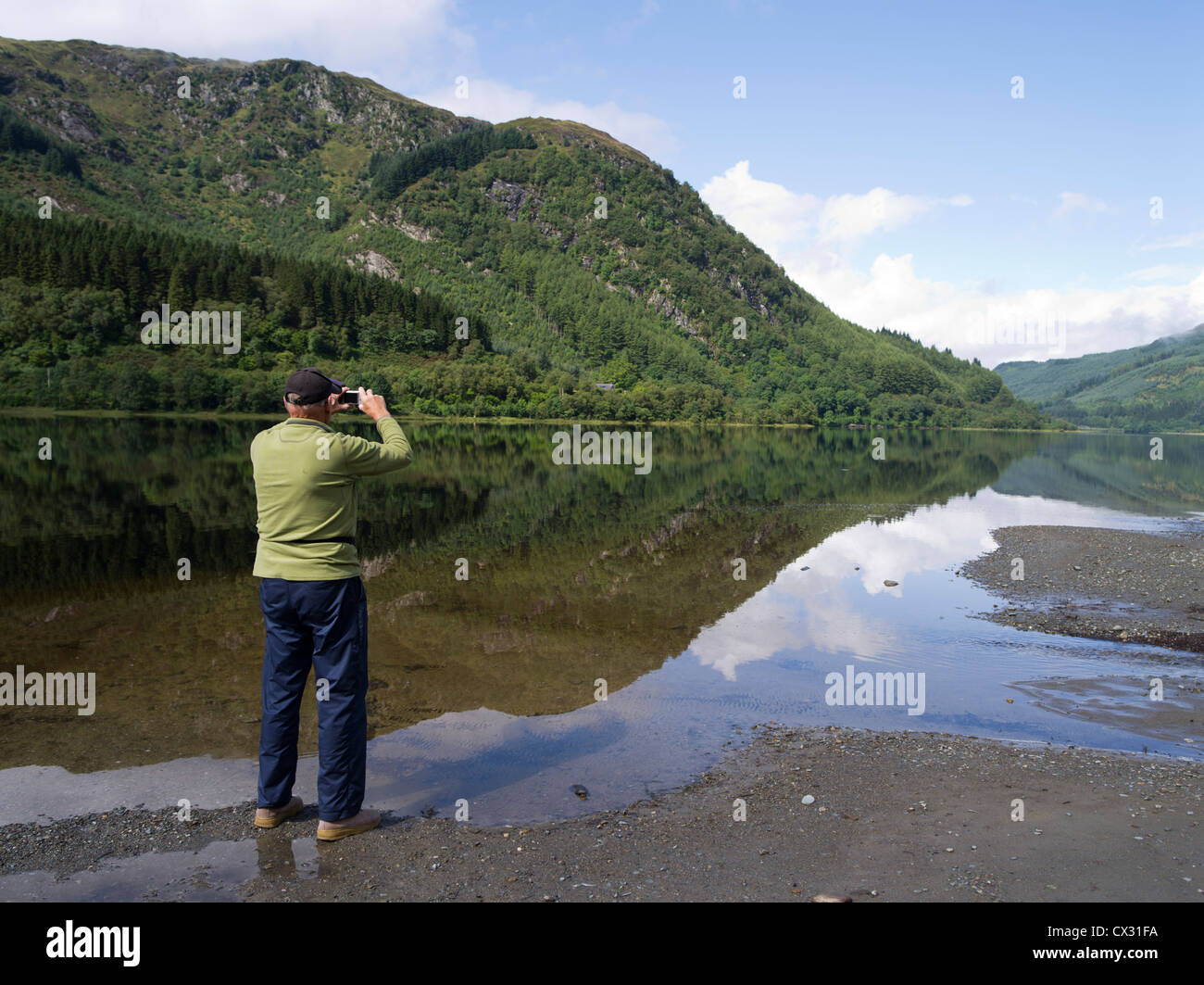 dh Lubnaig Loch STRATHYRE STIRLINGSHIRE Tourist fotografando i turisti Highland Immagini Fotografia Trossachs in Scozia Lochs macchina fotografica per le vacanze Foto Stock