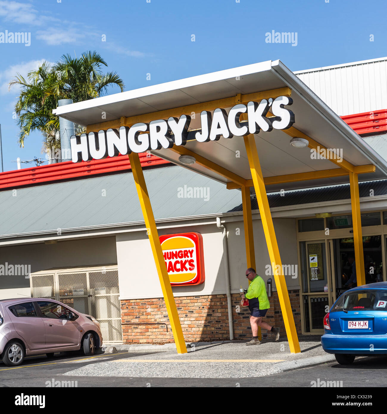 L'uomo lasciando Hungry Jacks a Sunshine Coast, Queensland, Australia. Foto Stock