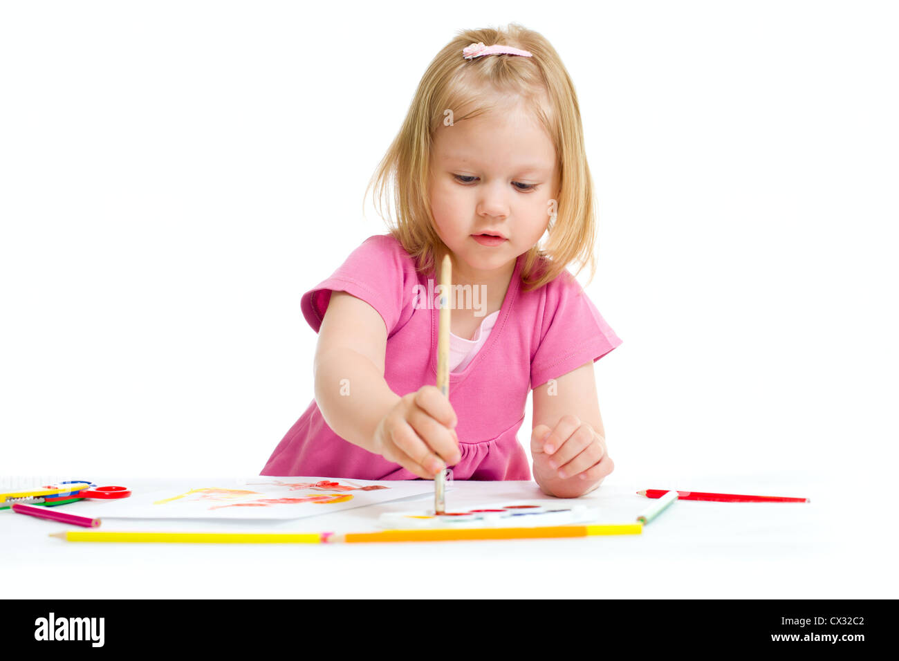 Bambina con pittura a pennello isolato Foto Stock