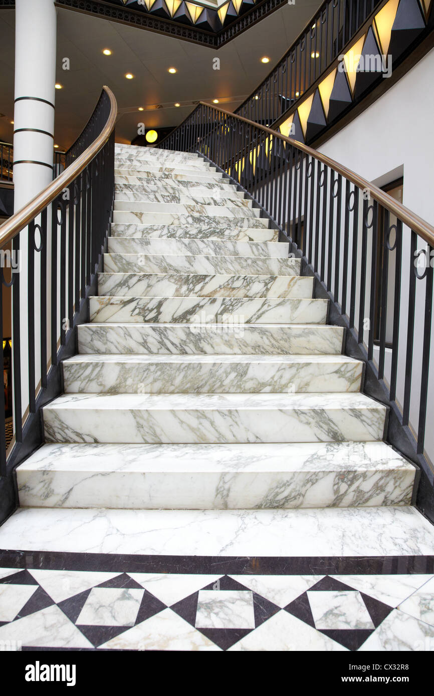 Una scala in marmo in interni di lusso Foto Stock