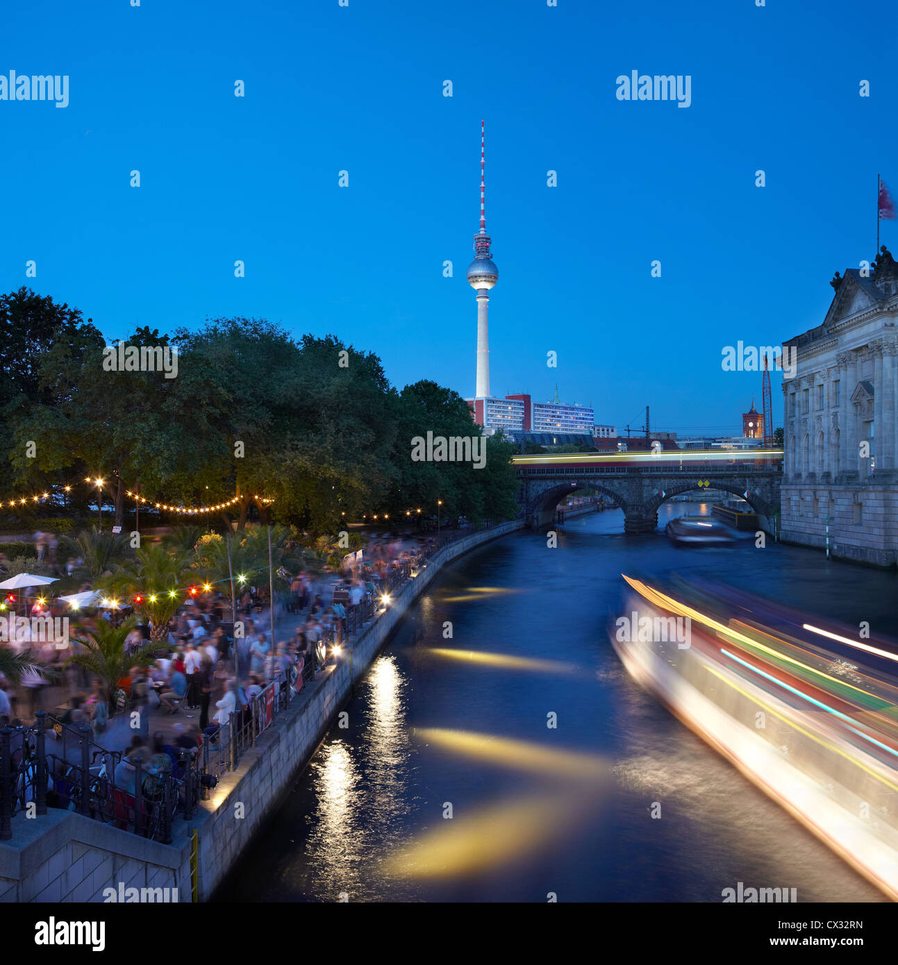 Strand bar sul fiume Sprea a Berlino di notte la gente ballare, passando in barca Foto Stock