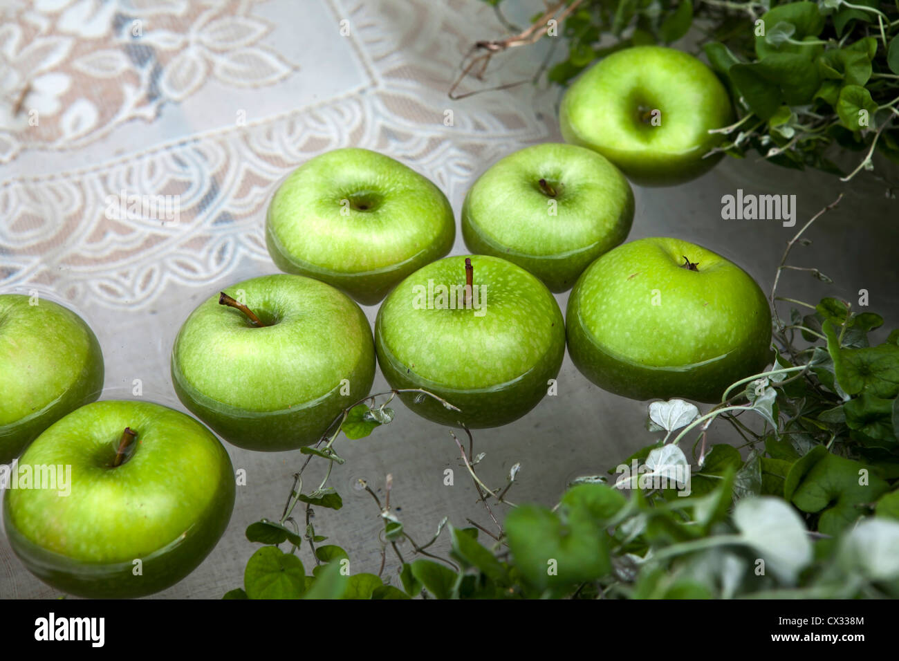 Le mele affondato nell'acqua di edera Foto Stock