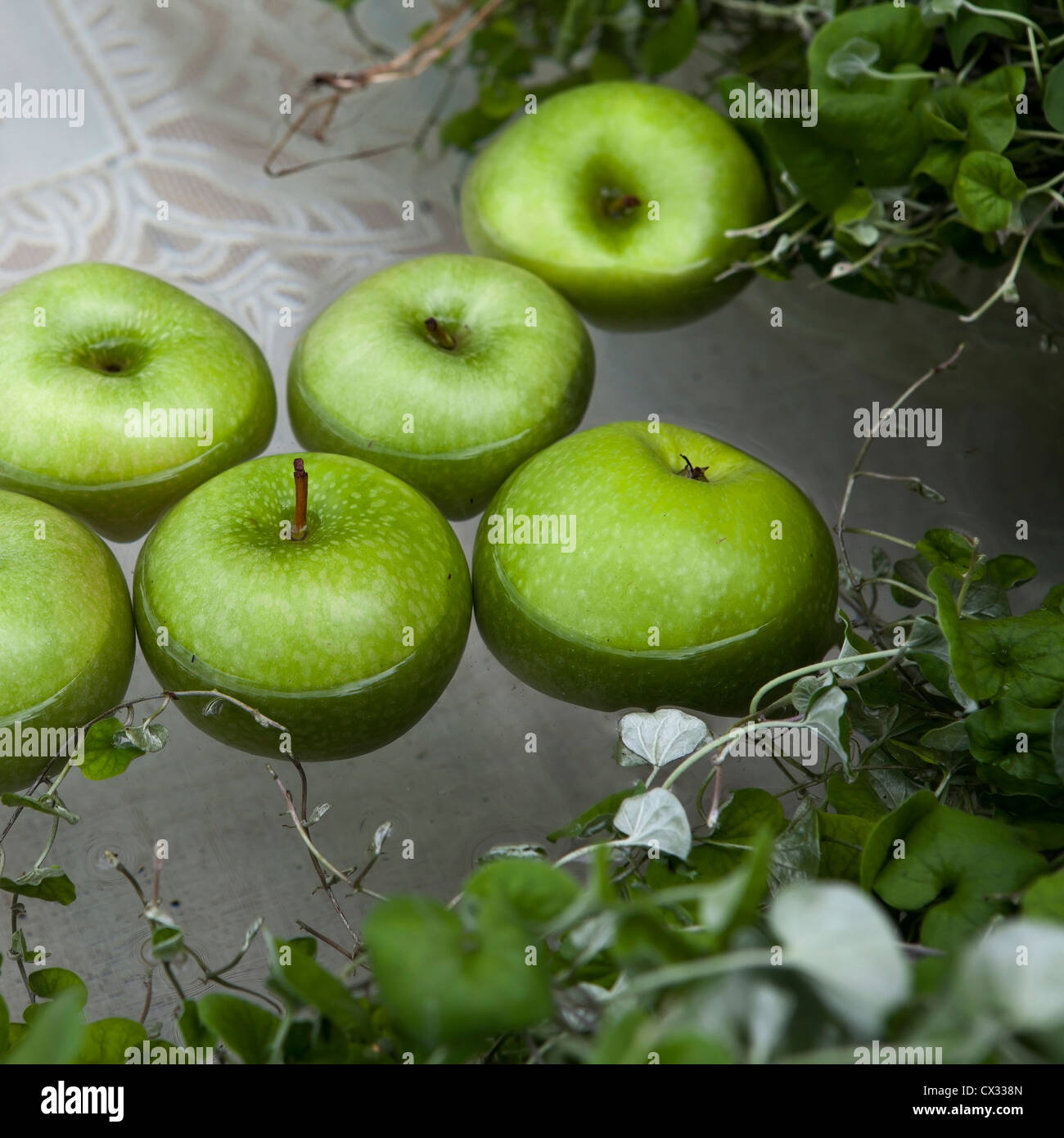 Mele affondato nell'acqua di edera Foto Stock