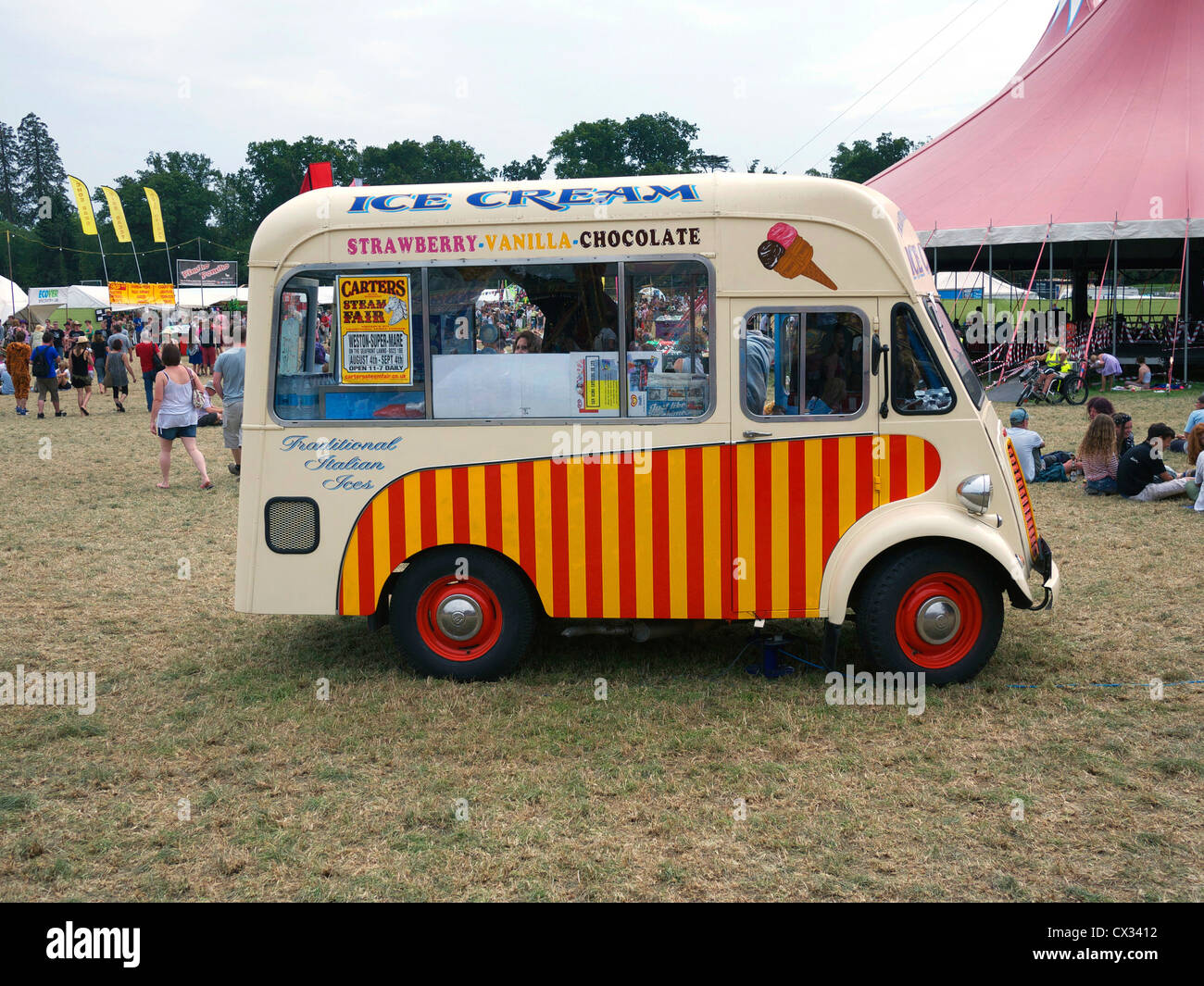 Retrò Ice Cream Van del festival Womad Wiltshire, Inghilterra Foto Stock