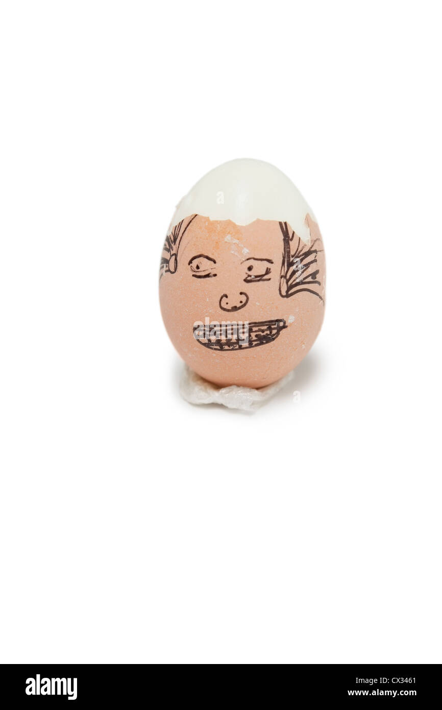 Rotto antropomorfo uovo marrone su sfondo bianco Foto Stock