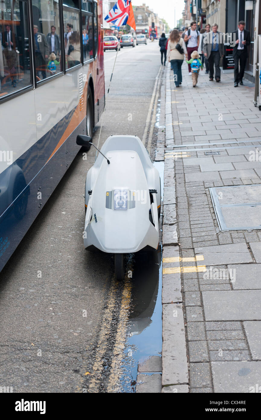 Sinclair C5 parcheggiato in Regent Street Cambridge Regno Unito. Questo è uno di Sir Clive Sinclair delle invenzioni che non ha mai preso off. Foto Stock
