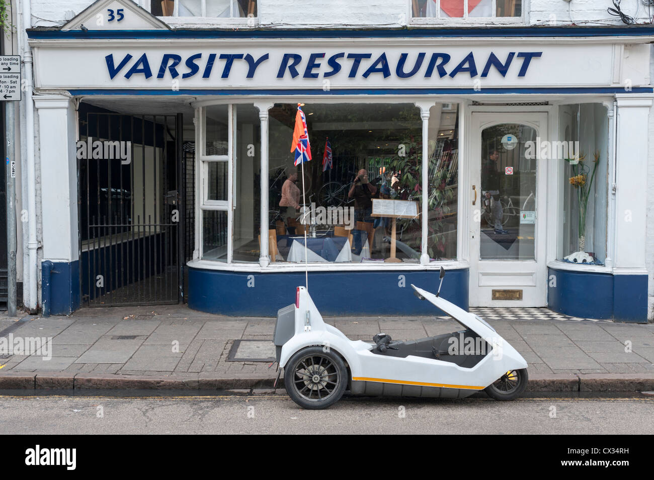 Sinclair C5 parcheggiato in Regent Street Cambridge Regno Unito. Questo è uno di Sir Clive Sinclair delle invenzioni che non ha mai preso off. Foto Stock