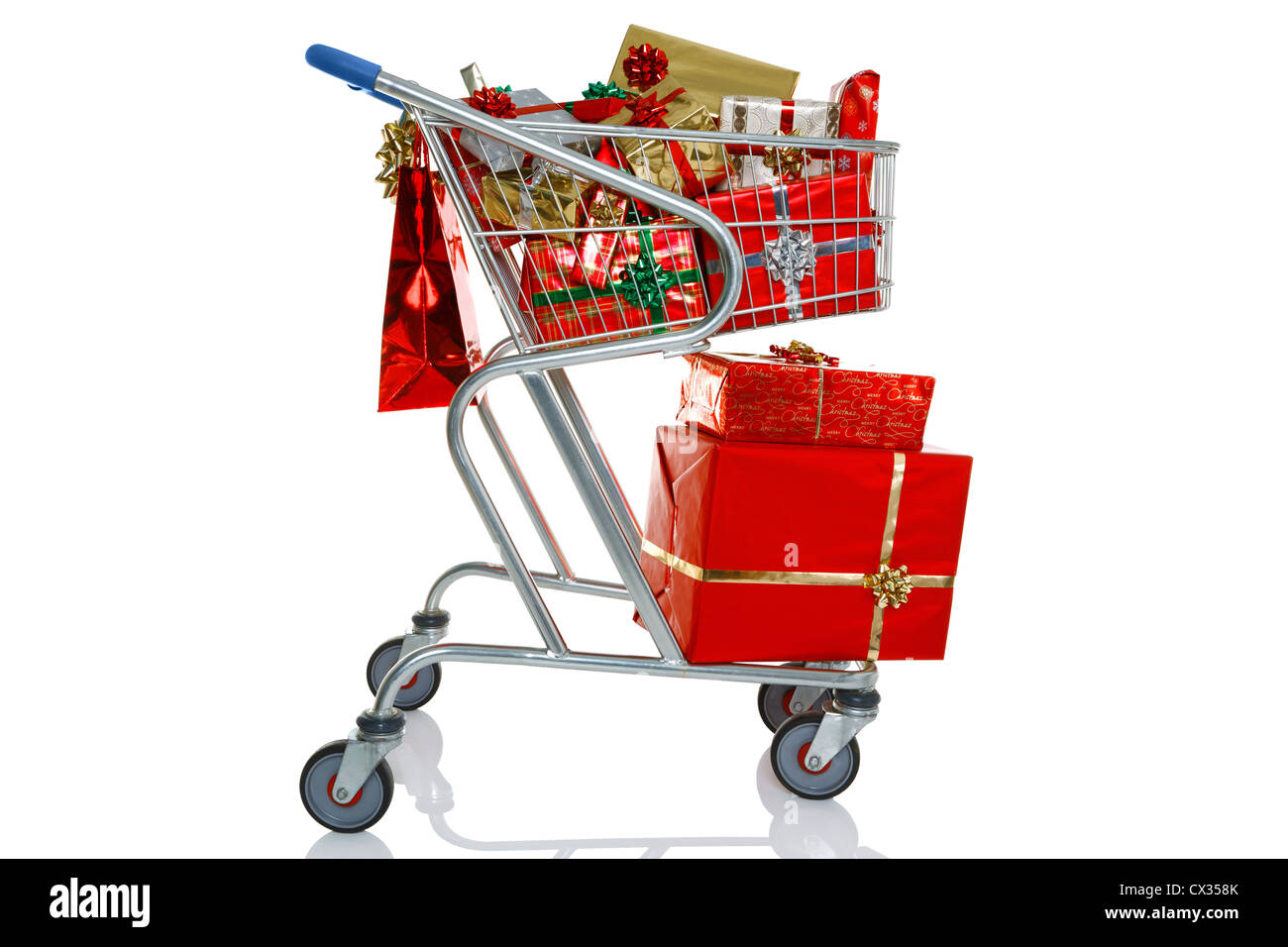 Un carrello della spesa pieno di regalo regali di Natale, isolata su uno sfondo bianco. Foto Stock