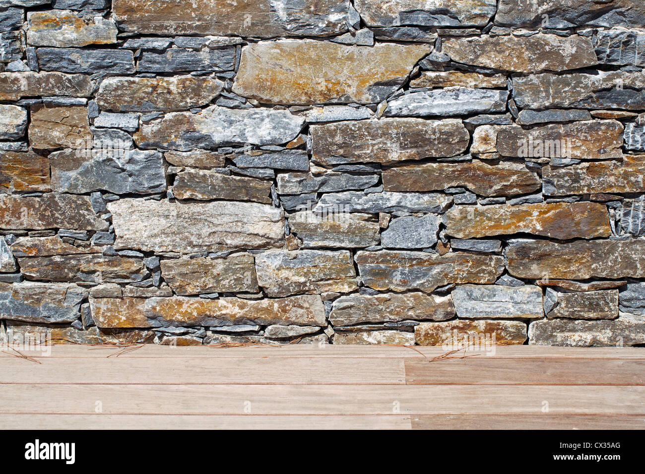 Pietra di granito a parete e pavimento in legno Foto Stock
