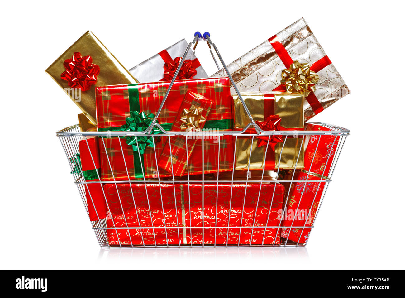 Un filo carrello pieno di regalo regali di Natale isolato su uno sfondo bianco. Foto Stock
