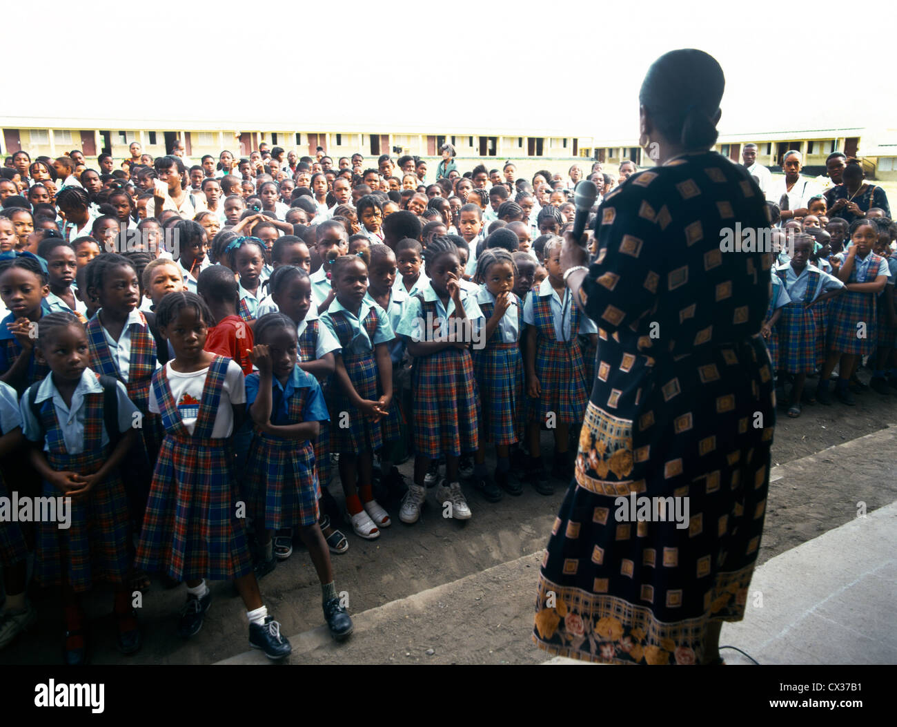 Basseterre St Kitts Beechwood insegnante della scuola configurato Indirizzamento Abbigliamento bambini al di fuori Foto Stock