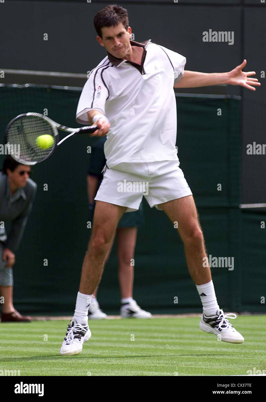 Tim Henman a Wimbledon sul suo modo di una vittoria al primo turno in 1999 Foto Stock