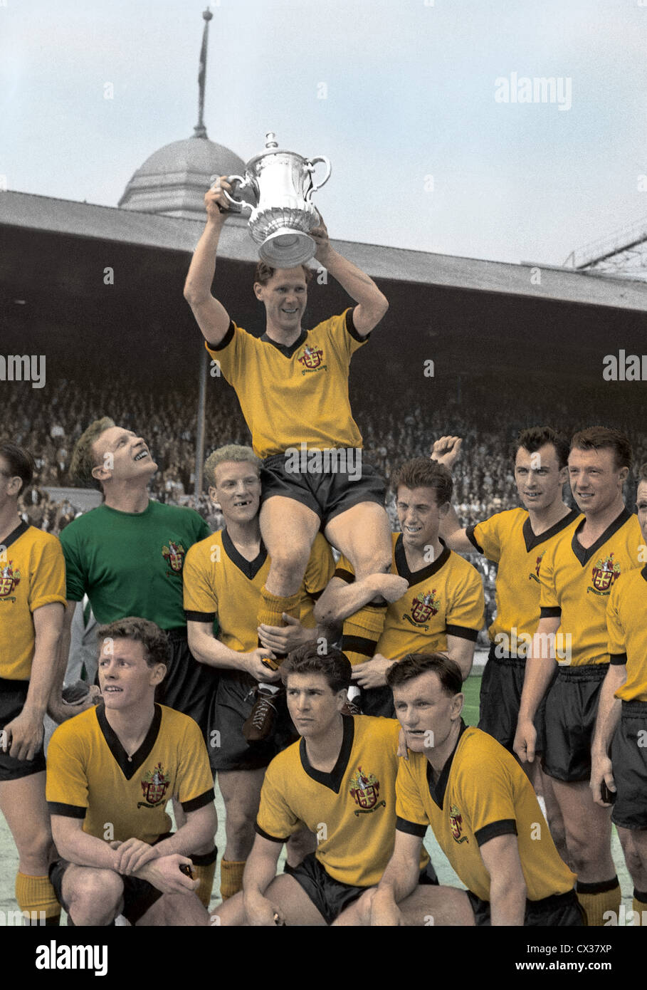 1960 vincitori della fa Cup Wolverhampton Wanderers al Wembley 7/5/60 al Wembley Stadium. Il capitano dei lupi Bill Slater tiene la coppa con LtoR Malcolm Finlayson, Ron Flowers, Peter Broadbent, Eddie Clamp, George Showell, Norman Deeley. Impastare Barry Stobart, Des Horne, Jimmy Murray. Foto Stock