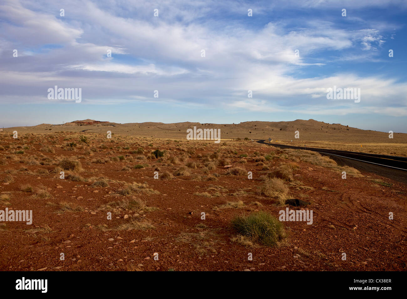 Il deserto dell'Arizona con il bordo del cratere di una meteora nella distanza vicino a Winslow, Arizona Foto Stock