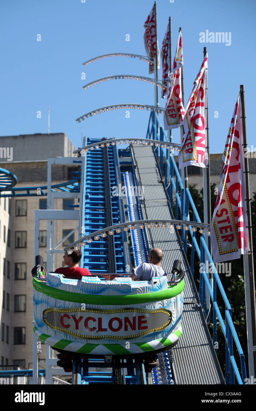 Il ciclone Rollercoaster parte di inestimabili London Wonderground a Southbank, Jubilee Gardens, Londra, Regno Unito. Foto Stock