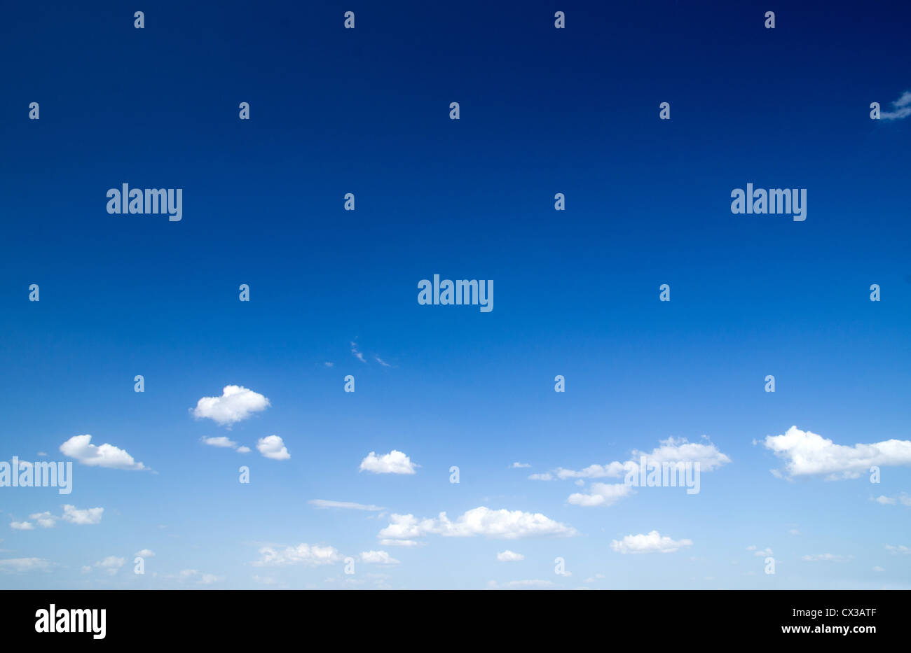 Il bianco delle nuvole in cielo blu Foto Stock