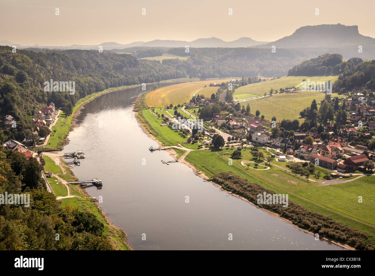 Vista su Kurort Rathen e del fiume Elba dal Bastei, Bassa Sassonia, Germania Foto Stock