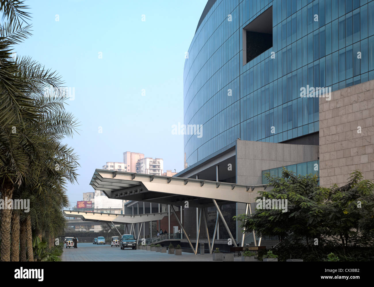 L'Hotel Westin, Gurgaon, India. Architetto: Studio U+A, 2010. Vista diurna della zona di ingresso. Foto Stock