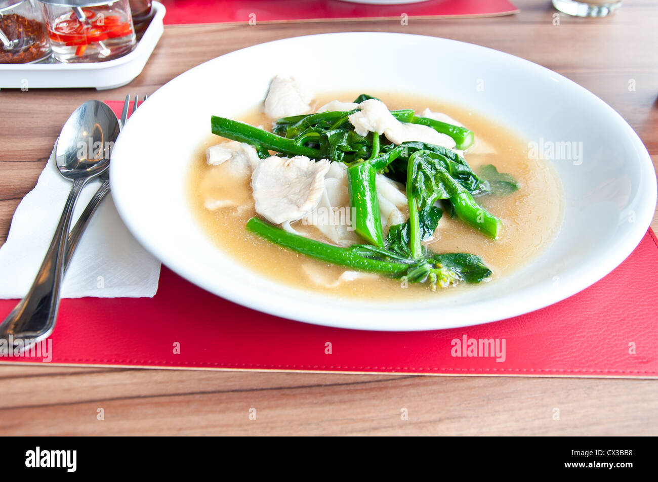 Delizioso cibo tailandese chiamata RADNA MOO da noodle e verdure e zuppe Foto Stock