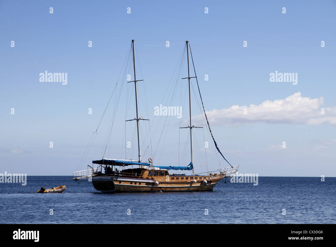 Nave a vela navigando sul mare Mediterraneo Foto Stock