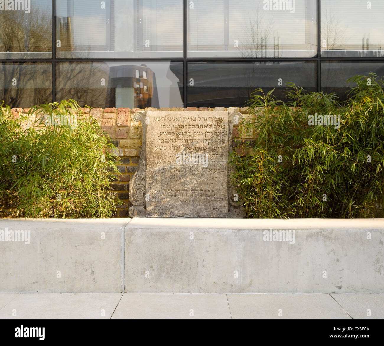 Novo cimitero, Queen Mary University di Londra, Regno Unito. Architetto: Seth Stein, 2012. Vista complessiva mostra antica tomba ag Foto Stock